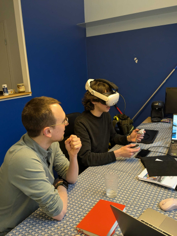 étudiant avec casque de réalité augmentée 