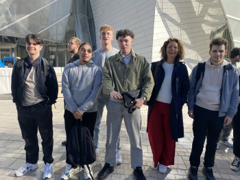 groupe devant musée