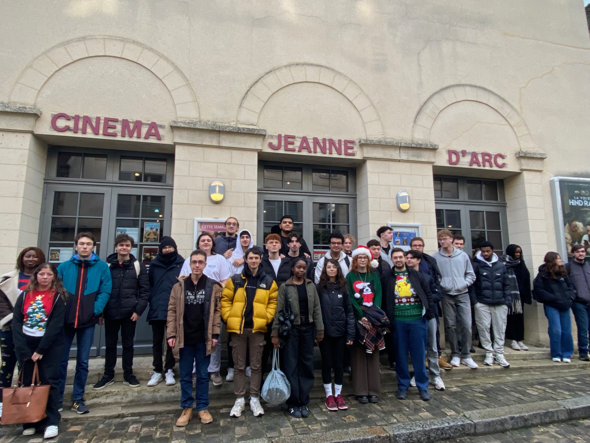 photo classe devant cinéma 